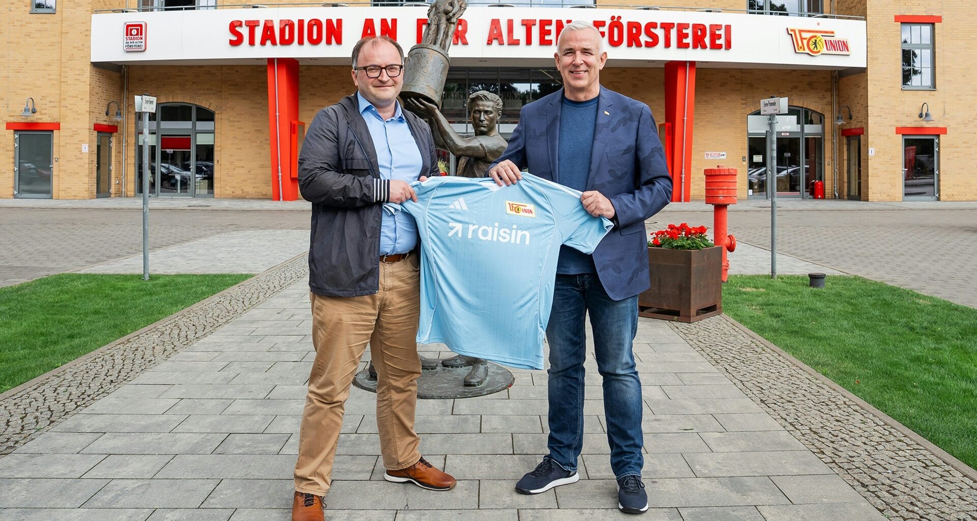 Dirk Zingler (r.) freut sich über neuen Sponsor