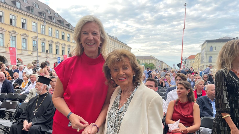 BR-Intendantin Katja Wildermuth begrüßt Charlotte Knobloch, Präsidentin der Israelitischen Kultusgemeinde München und Oberbayern.