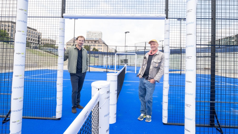 Ein Dutzend Plätze für den Trendsport Paddel-Tennis sind schon fertig, wie OPES-Geschäftsführer Jan-Felix Jacob (links) und Michi Kern stolz zeigen.