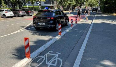 Am stark frequentierten Übergang Hansaallee/Holzhausenstraße müssen sich Autofahrer, Radfahrer und Fußgänger arrangieren. © Dirk Frank