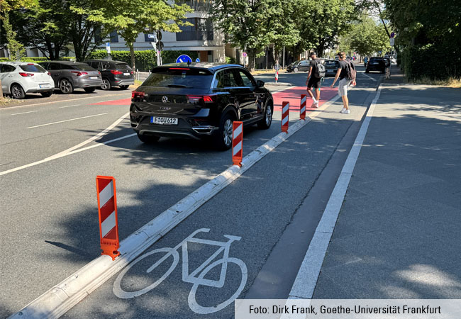 Am stark frequentierten Übergang Hansaallee/Holzhausenstraße müssen sich Autofahrer, Radfahrer und Fußgänger arrangieren. © Dirk Frank