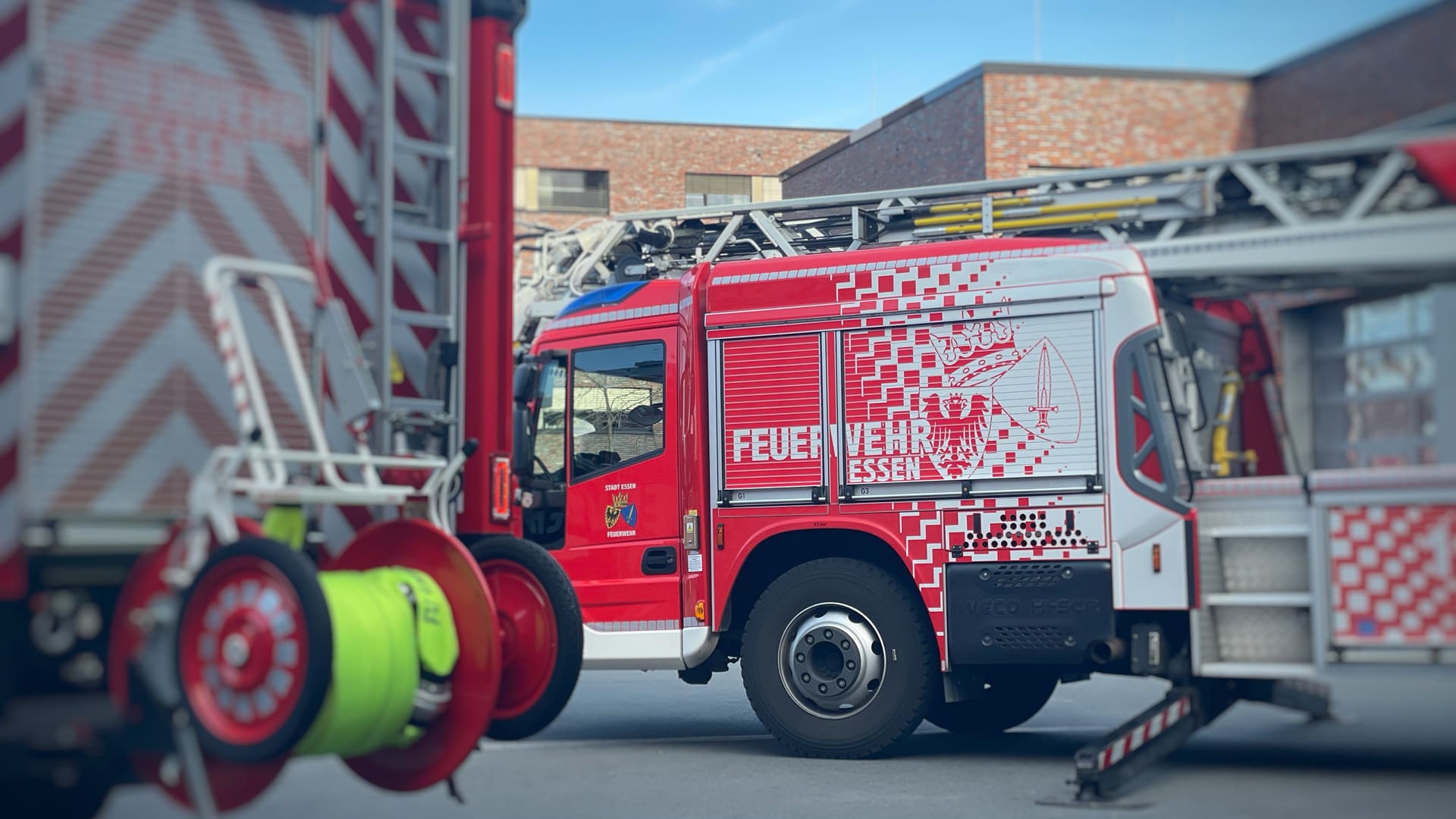 Fahrzeug der Feuerwehr Essen (Archivbild): Die Feuerwehr war mit 35 Einsatzkräften der Berufsfeuerwehr im Einsatz.