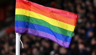 Touristen stehlen Regenbogenflagge und fahren damit davon