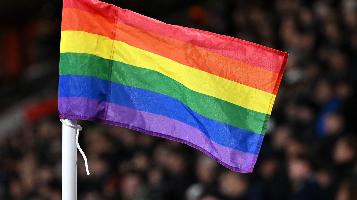 Touristen stehlen Regenbogenflagge und fahren damit davon