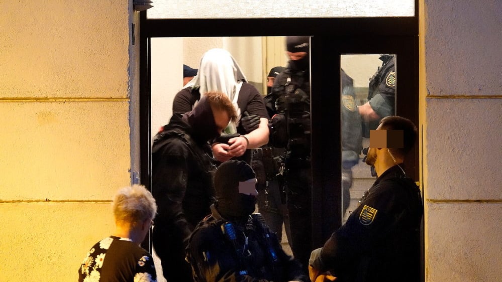 Schüsse aus Fenster in Chemnitz: Spezialkräfte stürmen Wohnung | Regional