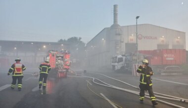 Feuerwehr-Einsatz - Brand von Lagerhalle in Hamburg-Billbrook unter Kontrolle - Panorama