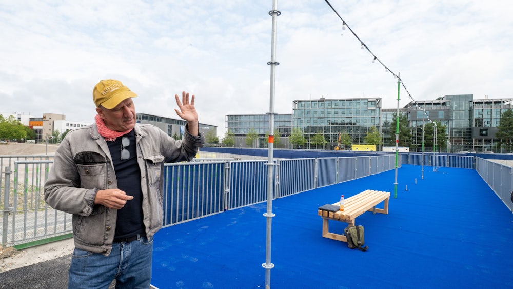 Viel Platz zum „Lustwandeln“: „Lucky Star“-Betreiber Michi Kern auf dem fünf Meter breiten Steg, auf dem auch Sport getrieben werden darf - solange der blaue Teppich nicht darunter leidet.