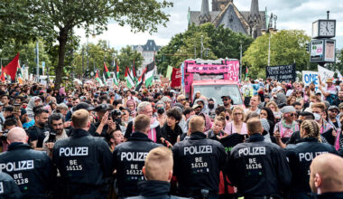 Demo in Berlin: Angriffe auf Polizisten und antisemitische Hetze | Regional