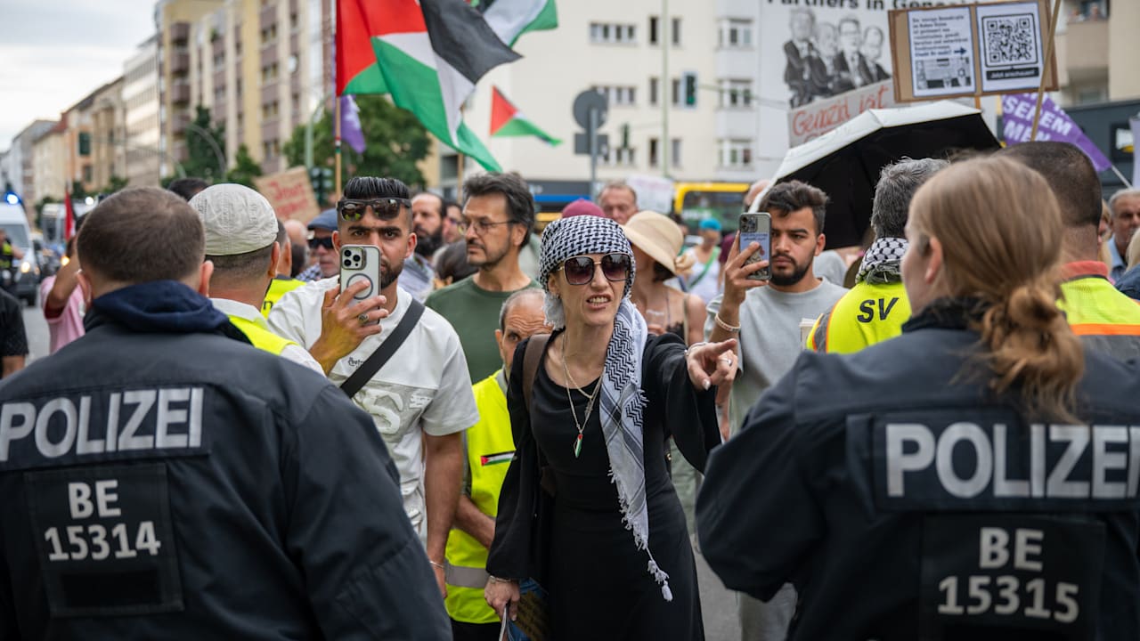 Berlin: Polizei stoppt Demo und verhindert Angriffe auf Preisler | Regional
