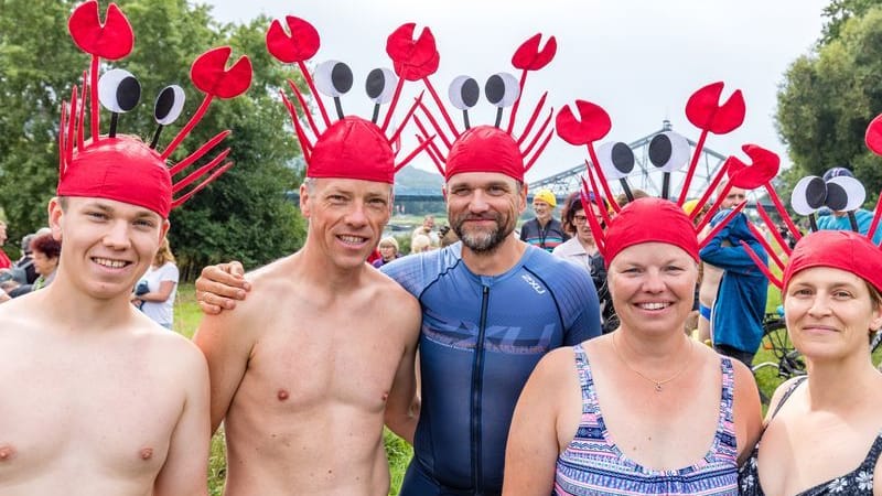 Felix (l-r), Rainer, Sven, Ines und Judith aus Dresden haben sich für ihre erste und zweite Teilnahme am Elbeschwimmen Krebsfiguren als Badekappen angezogen: Das Schwimmen findet in diesem Jahr bereits zum 28. Mal statt.