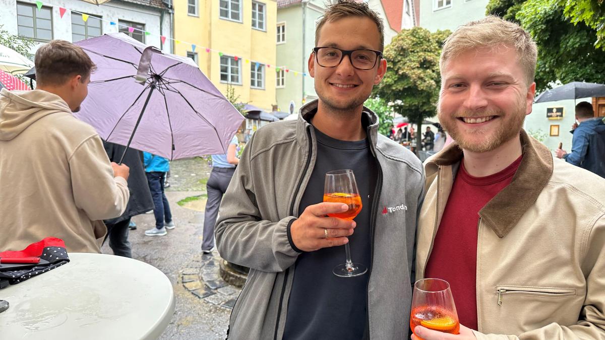 Wie das Augsburger Altstadtfest 2025 mit guter Laune dem Regen trotzte