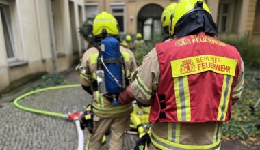 Feuerwehr löscht brennendes Zimmer in Berlin-Gesundbrunnen