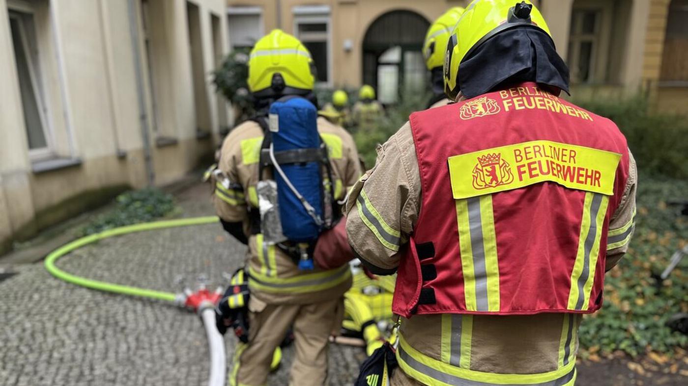 Feuerwehr löscht brennendes Zimmer in Berlin-Gesundbrunnen