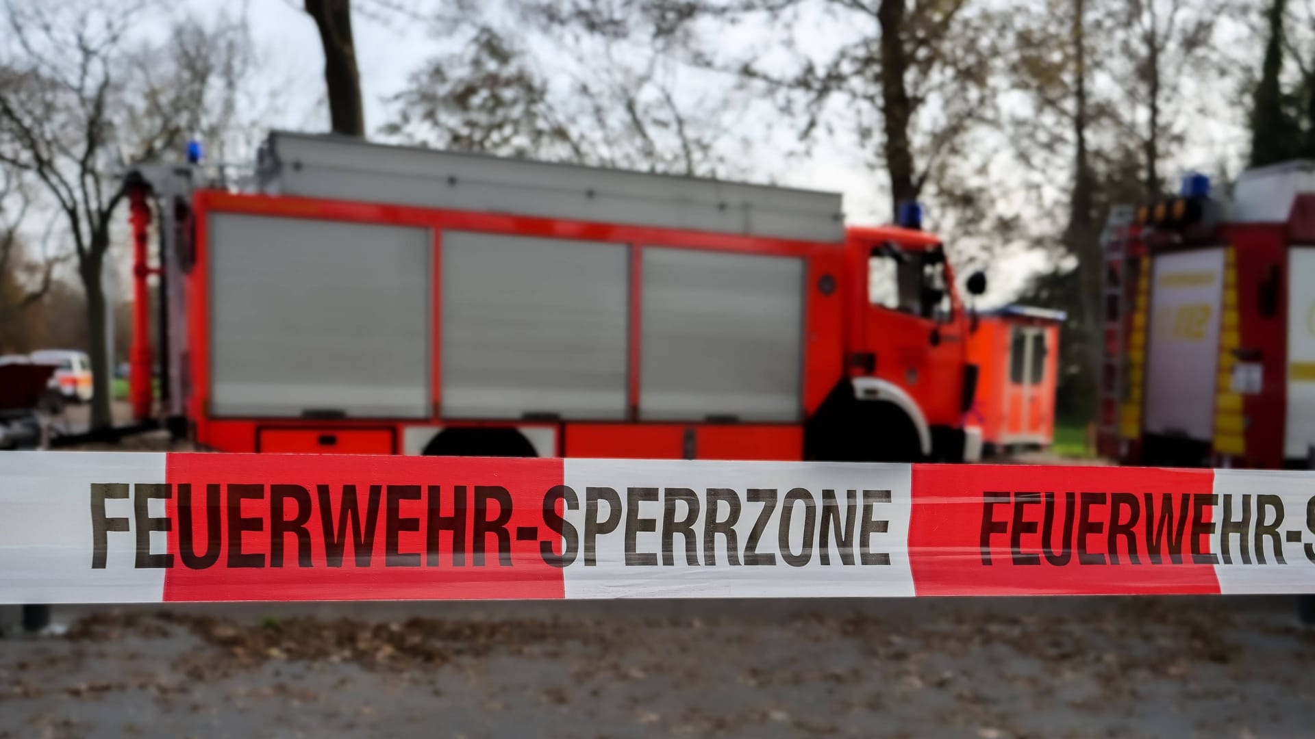 Feuerwehr-Sperrzone (Symbolbild): In Linden musste am Freitag die Polizei ausrücken.