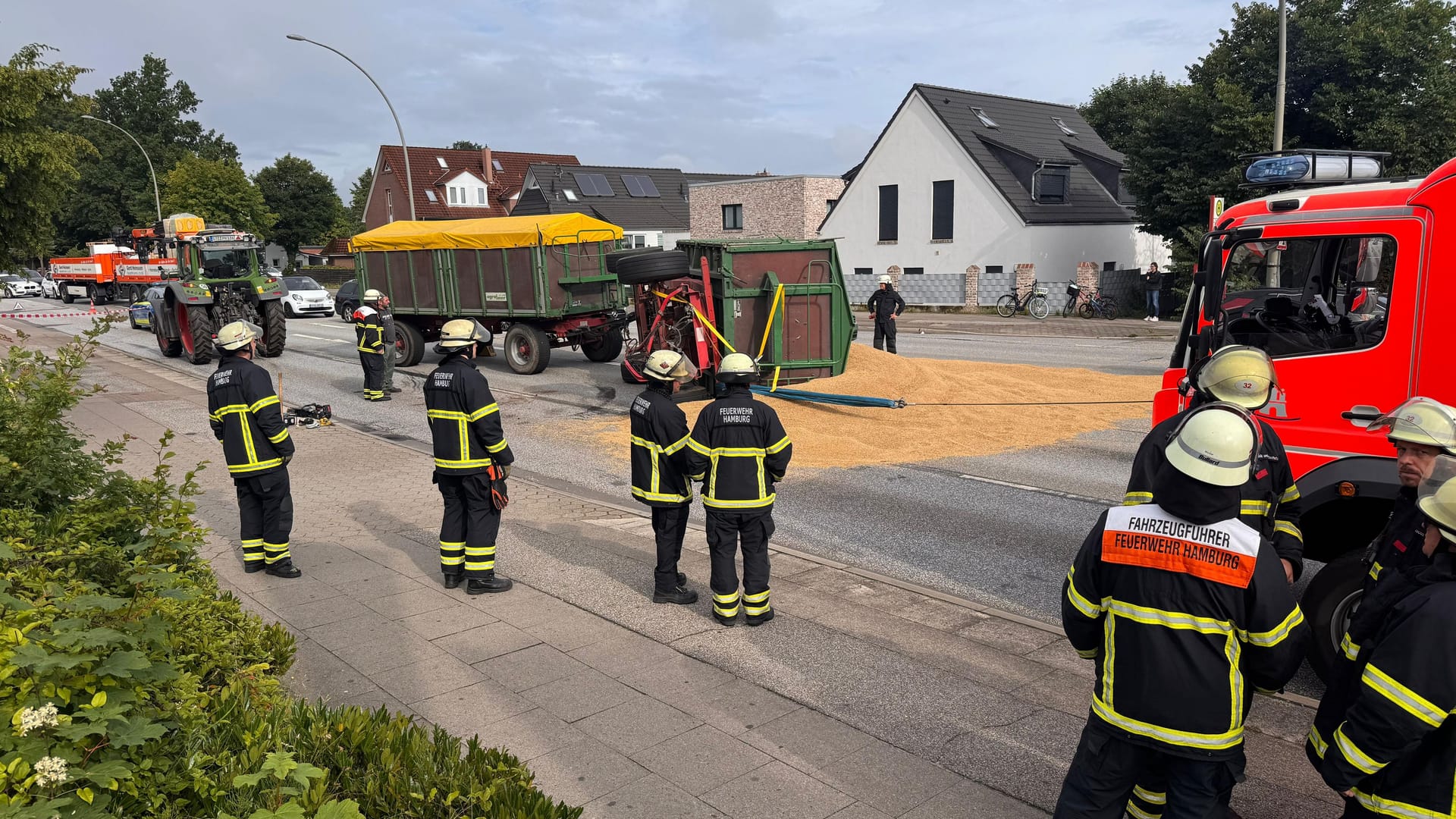 Feuerwehrleute an der Unfallstelle in Neugraben-Fischbek: Die Aufräumarbeiten dauern an.