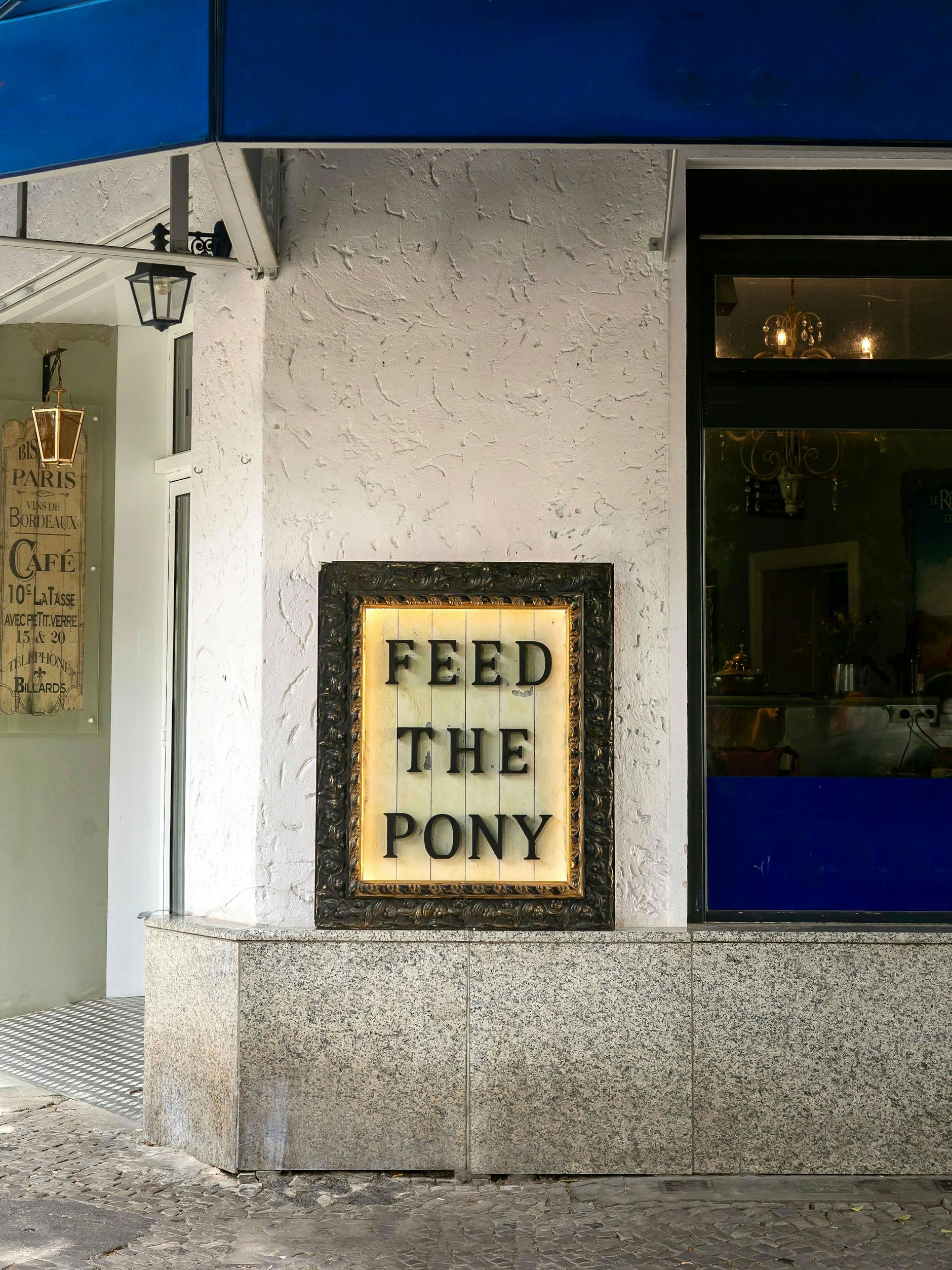 Feed the Pony auf der Neuköllner Schillerpromenade.