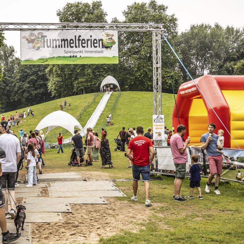 Ferienstart mit Zirkus, Wald und Wasser-Action
