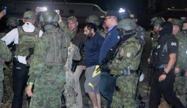 In Begleitung von Soldaten und Polizisten kommt Jose Adolfo Macias Villamar, alias Fito, Anführer der Bande "Los Choneros" in Guayaquil an, nachdem er festgenommen wurde.