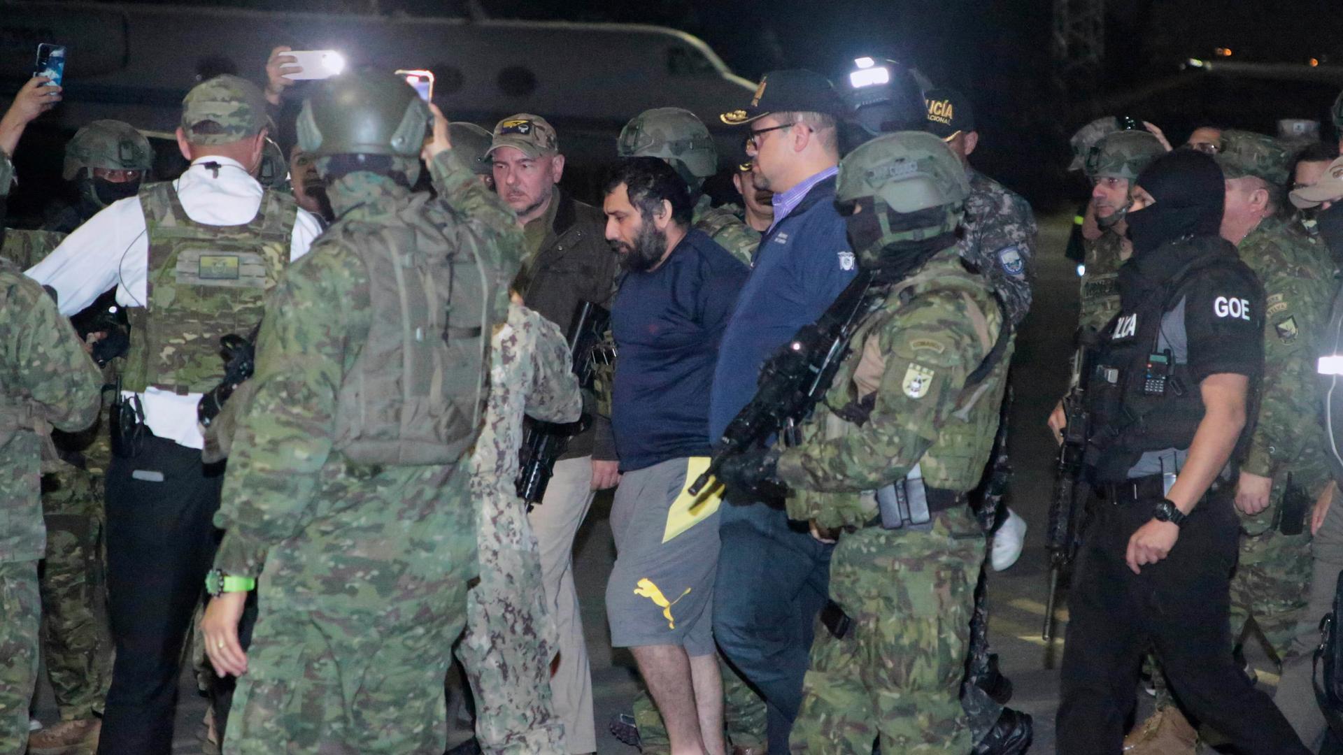 In Begleitung von Soldaten und Polizisten kommt Jose Adolfo Macias Villamar, alias Fito, Anführer der Bande "Los Choneros" in Guayaquil an, nachdem er festgenommen wurde.
