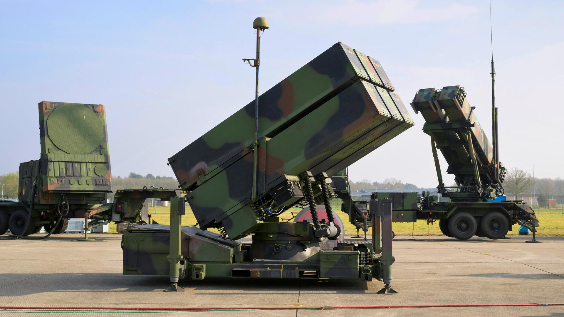 Amerikanische Flugabwehrsysteme der Typen Patriot und Nasams stehen auf einem Flugfeld.