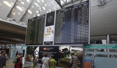 Menschen stehen an einer Informationstafel am Flughafen Scheremetjewo in Moskau.