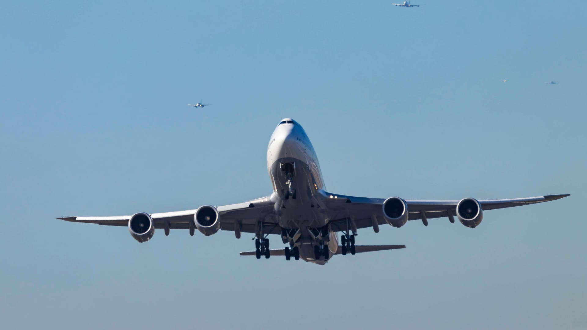 Flugzeug im Anflug auf den Flughafen Bremen (Symbolfoto): Hier geriet ein Mann ins Visier der Bundespolizei.