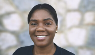 Portraitfoto Christina Fonthes, die mit „Wohin du auch gehst“ ihren Debütroman veröffentlicht.