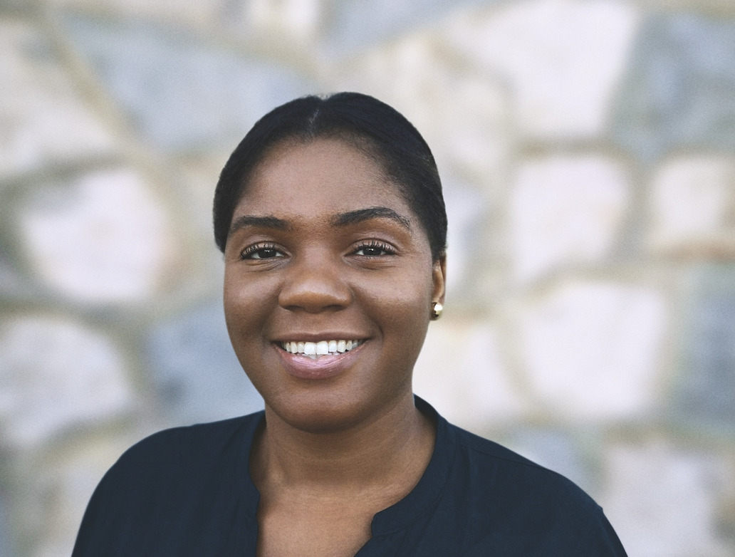 Portraitfoto Christina Fonthes, die mit „Wohin du auch gehst“ ihren Debütroman veröffentlicht.