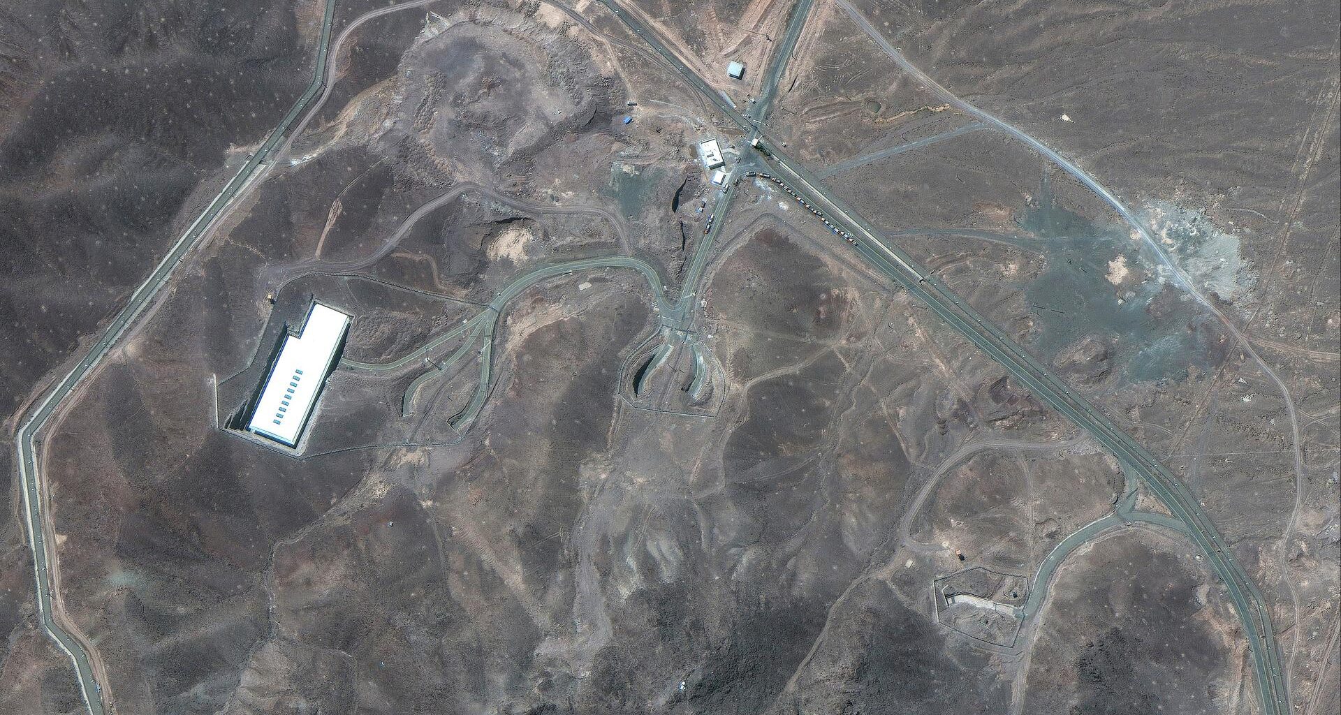 Eine Satellitenaufnahme vom 19. Juni 2025 zeigt durch Straßen miteinander verbundene Gebäude in einer Wüstenlandschaft.