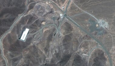 Eine Satellitenaufnahme vom 19. Juni 2025 zeigt durch Straßen miteinander verbundene Gebäude in einer Wüstenlandschaft.