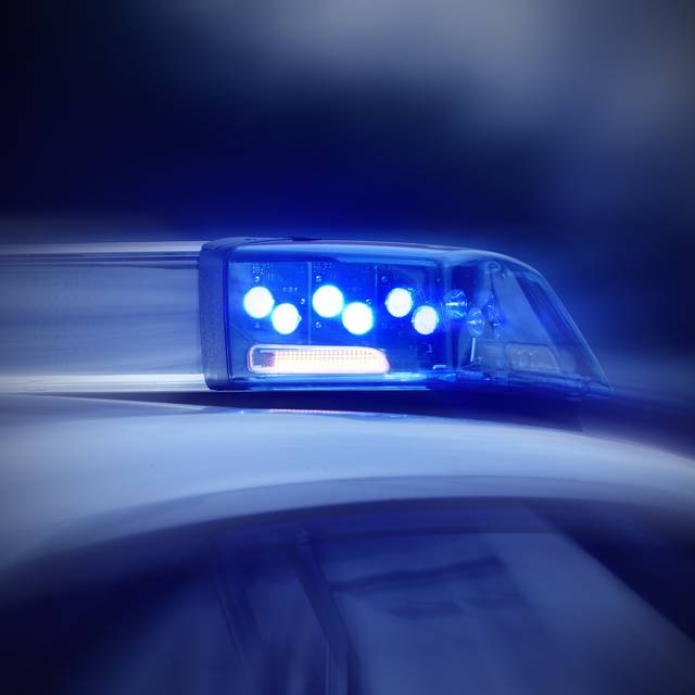 Polizeiauto mit eingeschaltetem Blaulicht in Nahaufnahme (Symbolbild). 