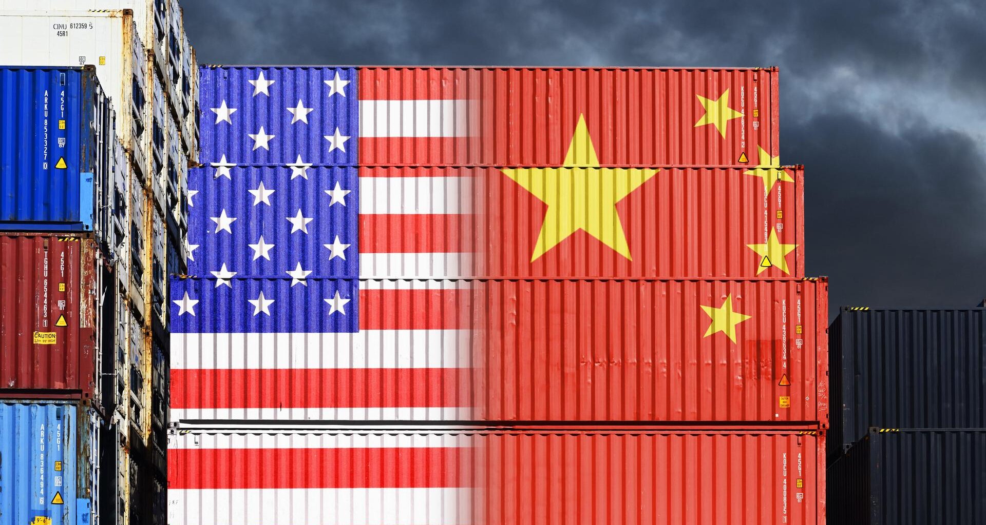 Fotomontage: Gestapelte Container mit Fahnen von USA und China