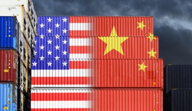 Fotomontage: Gestapelte Container mit Fahnen von USA und China