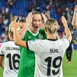 Deutschlands Torhüterin Ann-Katrin Berger und Klara Bühl bejubeln den Viertelfinal-Sieg gegen Frankreich.