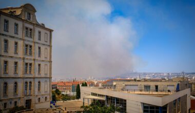 Eine große Rauchwolke schwebt über Marseille.