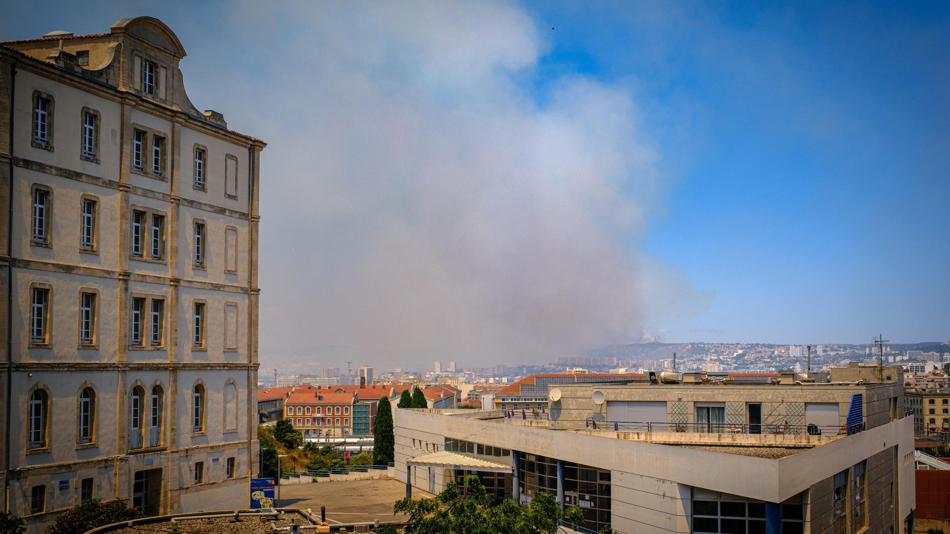 Eine große Rauchwolke schwebt über Marseille.
