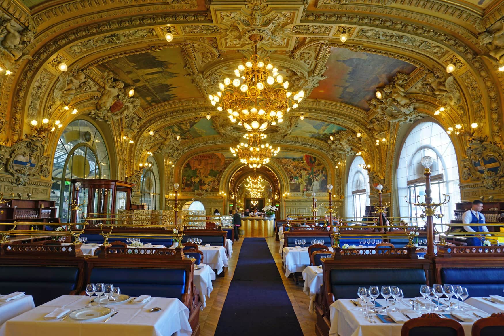 Blick in das Restaurant Le Train Bleu im Gare de Lyon in Paris.