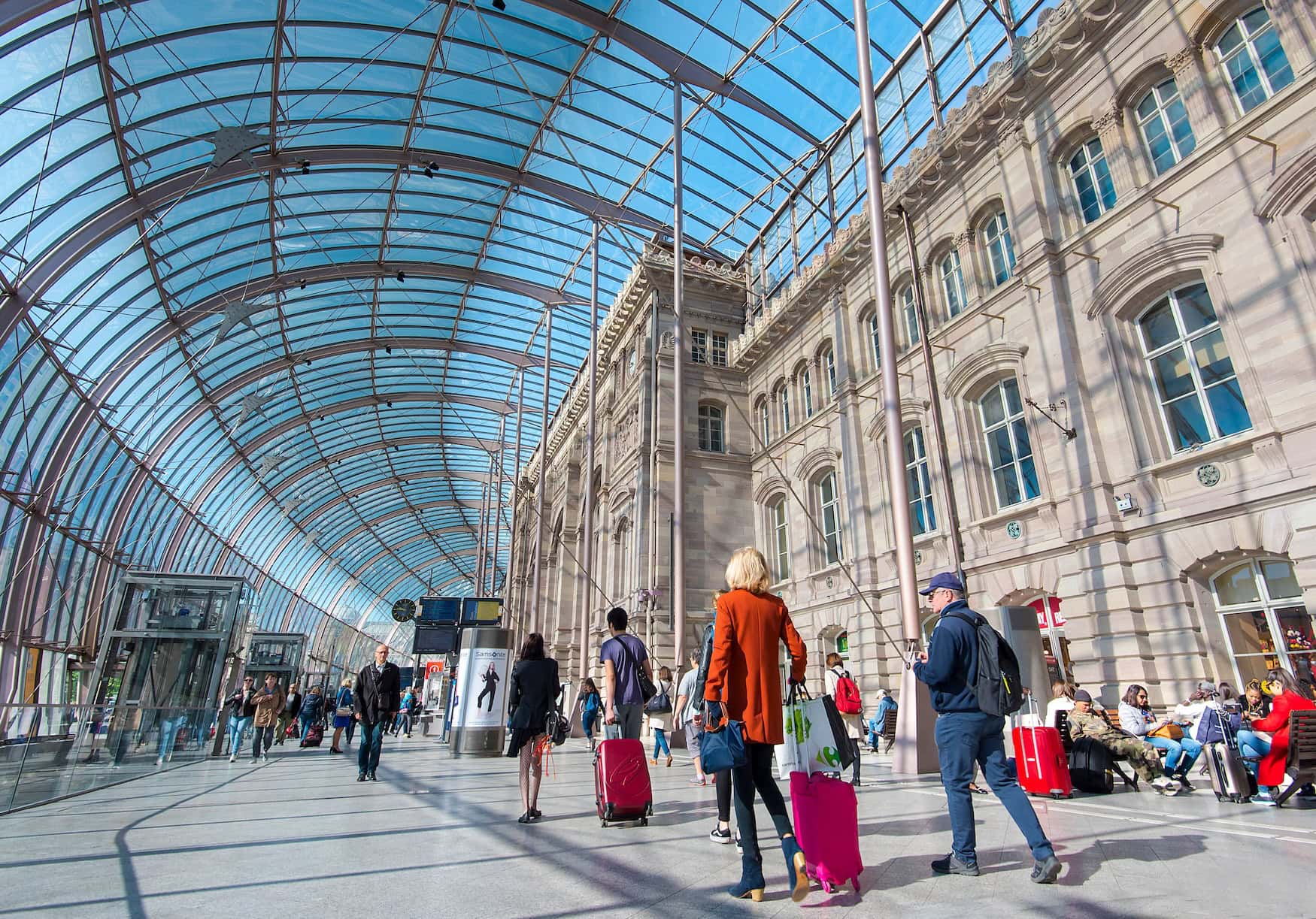 Der gläserne Überbau über dem Bahnhof in Straßburg.