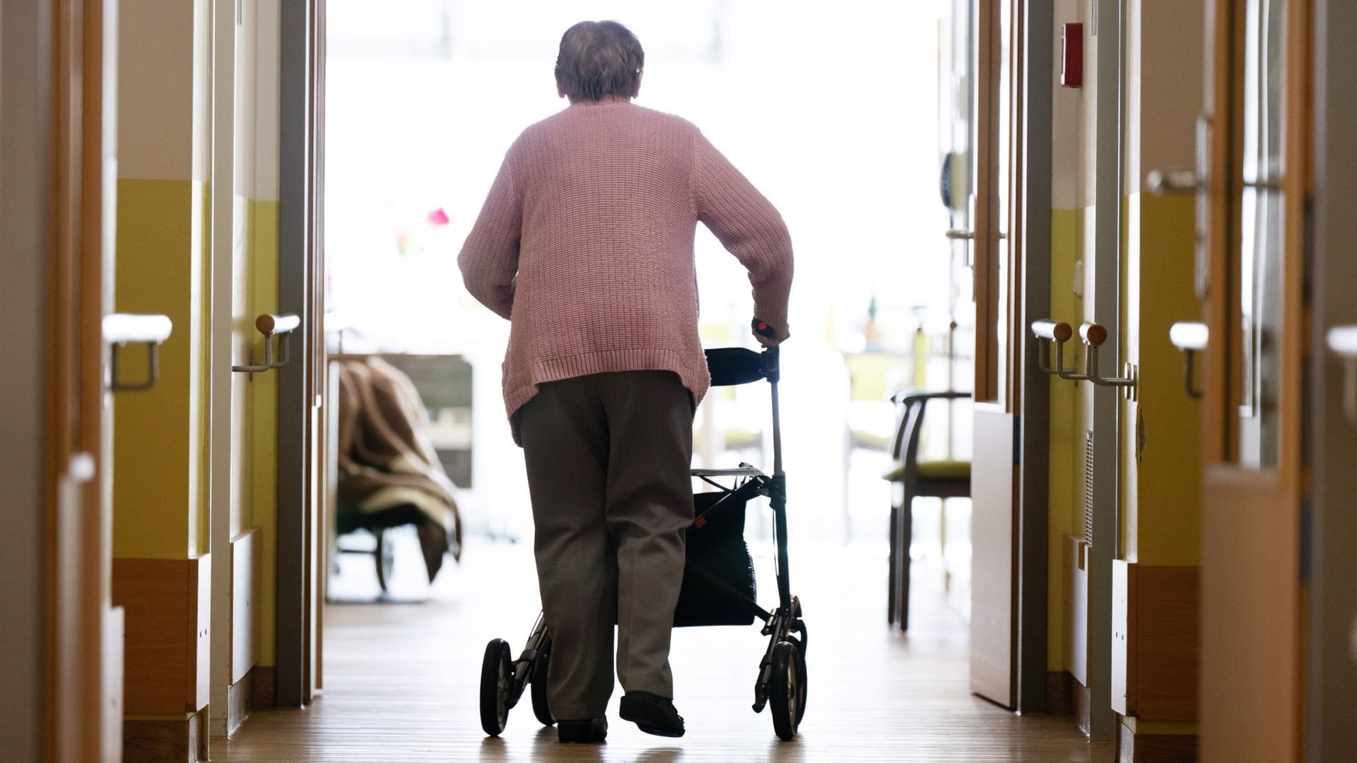 Frau geht mit Rollator in Altenheim (Archivfoto): In Hamburg steigen die Zuzahlungen für Pflegeheime deutlich.