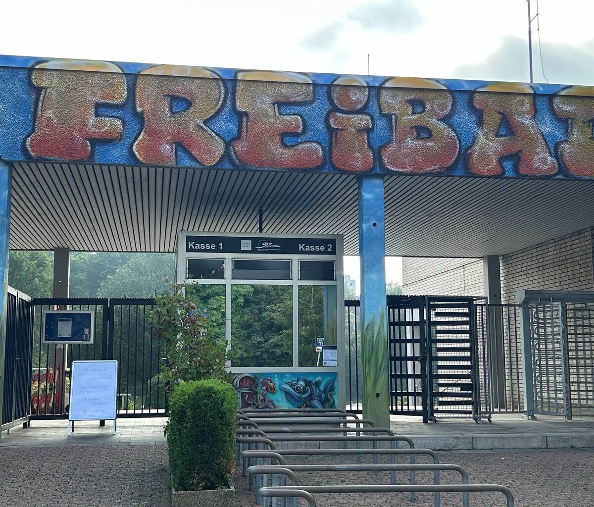 Großer Feuerwehreinsatz in Essen - Freibad muss geräumt werden