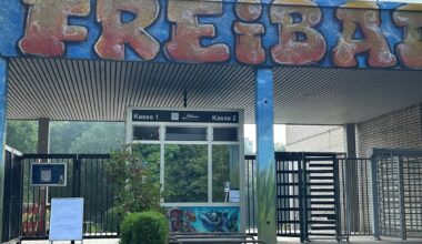 Großer Feuerwehreinsatz in Essen - Freibad muss geräumt werden