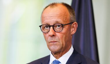 Bundeskanzler Friedrich Merz schaut in einem Raum ernst in die Kamera.