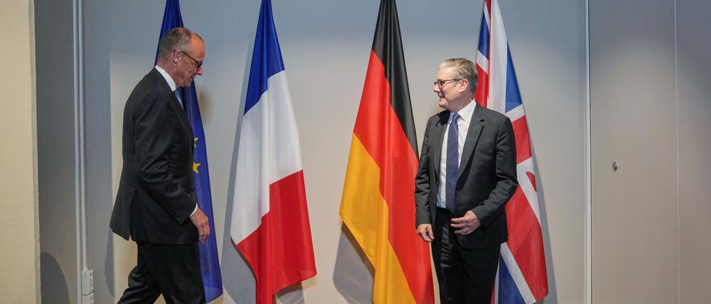 Kanzler Friedrich Merz (links) und Premier Keir Starmer treffen sich am Rande des Nato-Gipfels von Den Haag.