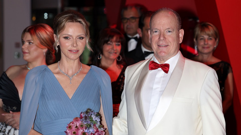 Charlène und Fürst Albert schmeißen große Sause zum 76. Rot-Kreuz-Ball in Monte Carlo für den guten Zweck
