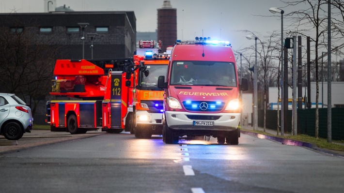 FW-MH: Brennender Sperrmüll im Ortsteil Eppinnghofen und ausgebrannter Wohnwagen in Mintard - keine Verletzten