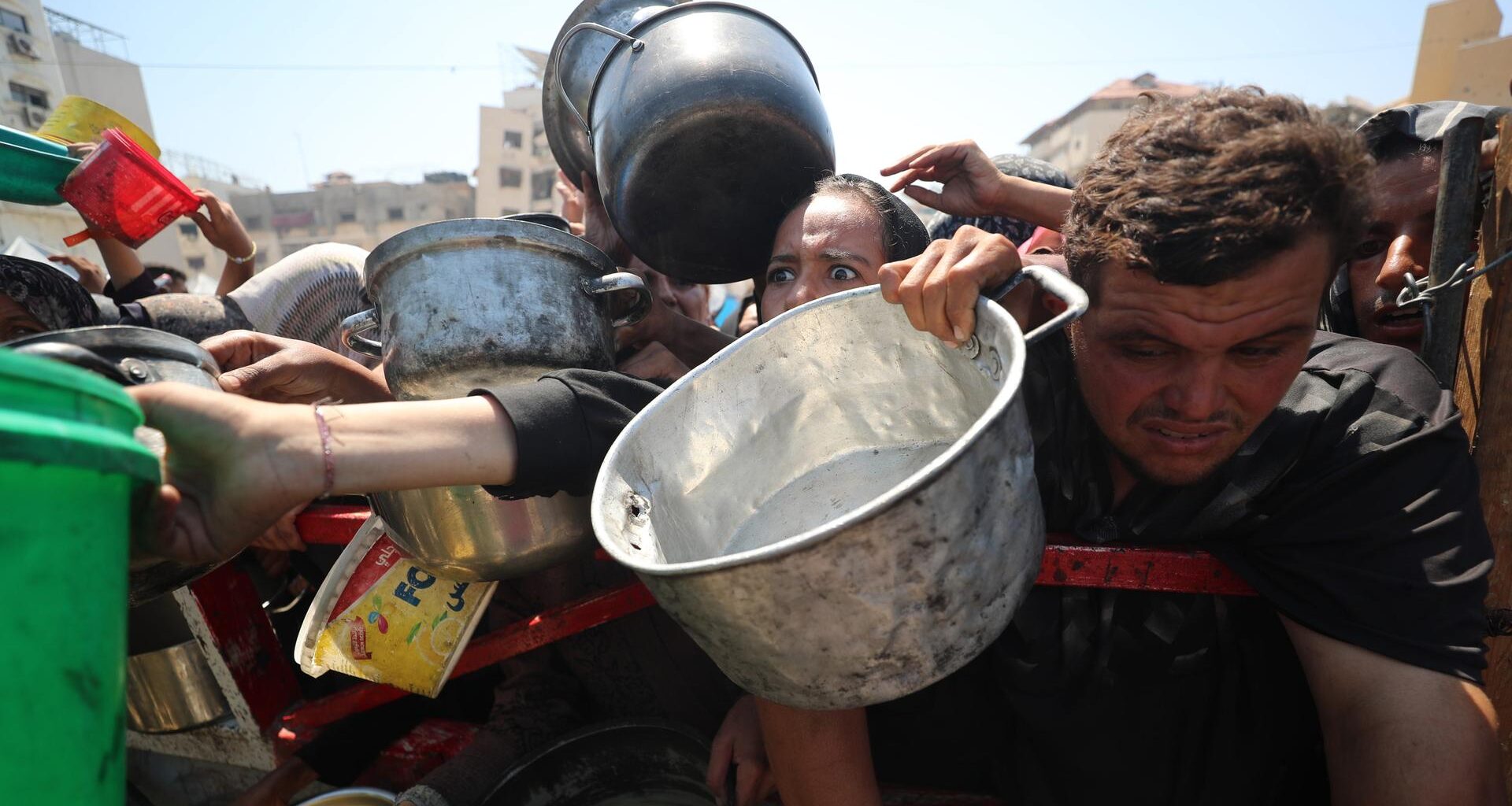 Menschen im Gazastreifen drängen sich, als eine Wohltätigkeitsorganisation warme Mahlzeiten an Palästinenser verteilt.