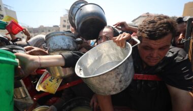 Menschen im Gazastreifen drängen sich, als eine Wohltätigkeitsorganisation warme Mahlzeiten an Palästinenser verteilt.