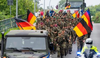 Soldaten marschieren in Gedenken an Gefallene