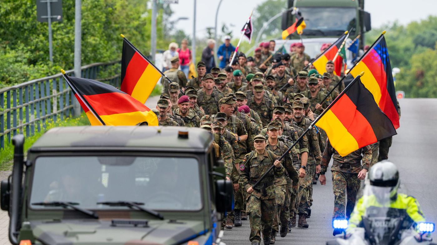 Soldaten marschieren in Gedenken an Gefallene