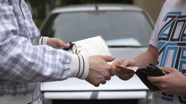 Geld nur gegen Ware - wie hier bei einem Autokauf - ist der beste Schutz vor Betrügern, die ihre Opfer gern über Kleinanzeigen suchen.